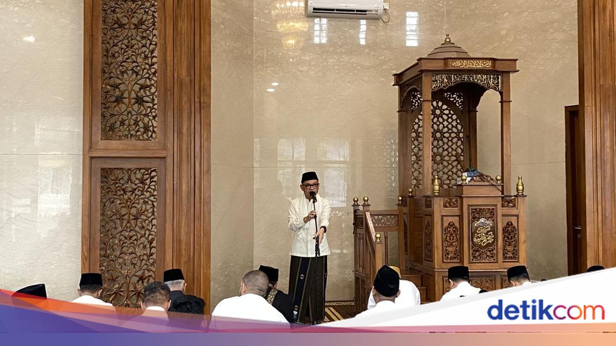 Ace and Golkar Officials Perform Eid Prayer at Golkar's Thayyibah Mosque, Bahlil in Papua