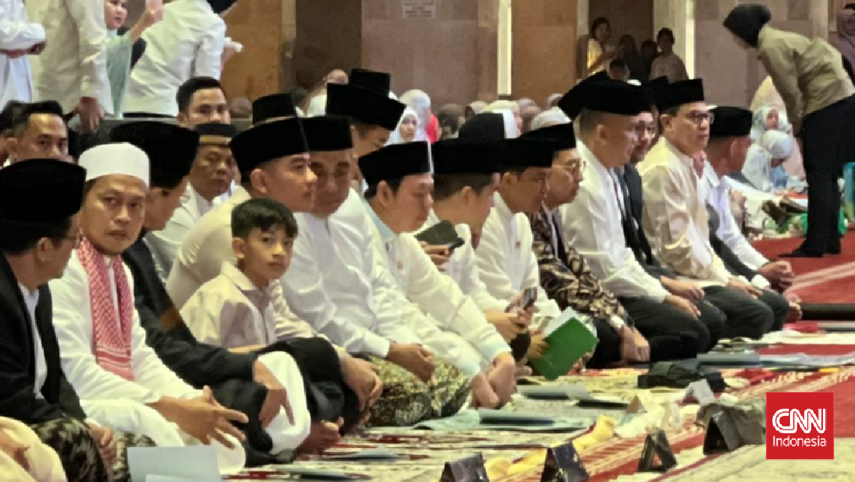 Vice President Gibran Accompanied by Jan Ethes Performs Eid al-Fitr Prayer at Istiqlal Mosque