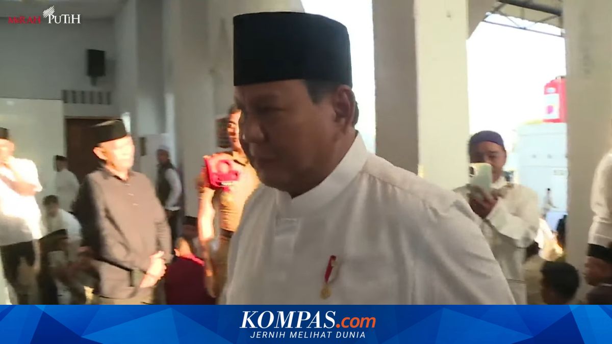 Prabowo Performs Eid Prayer at Darussalam Mosque in Aceh Tamiang, Sits Between Teddy and Tito