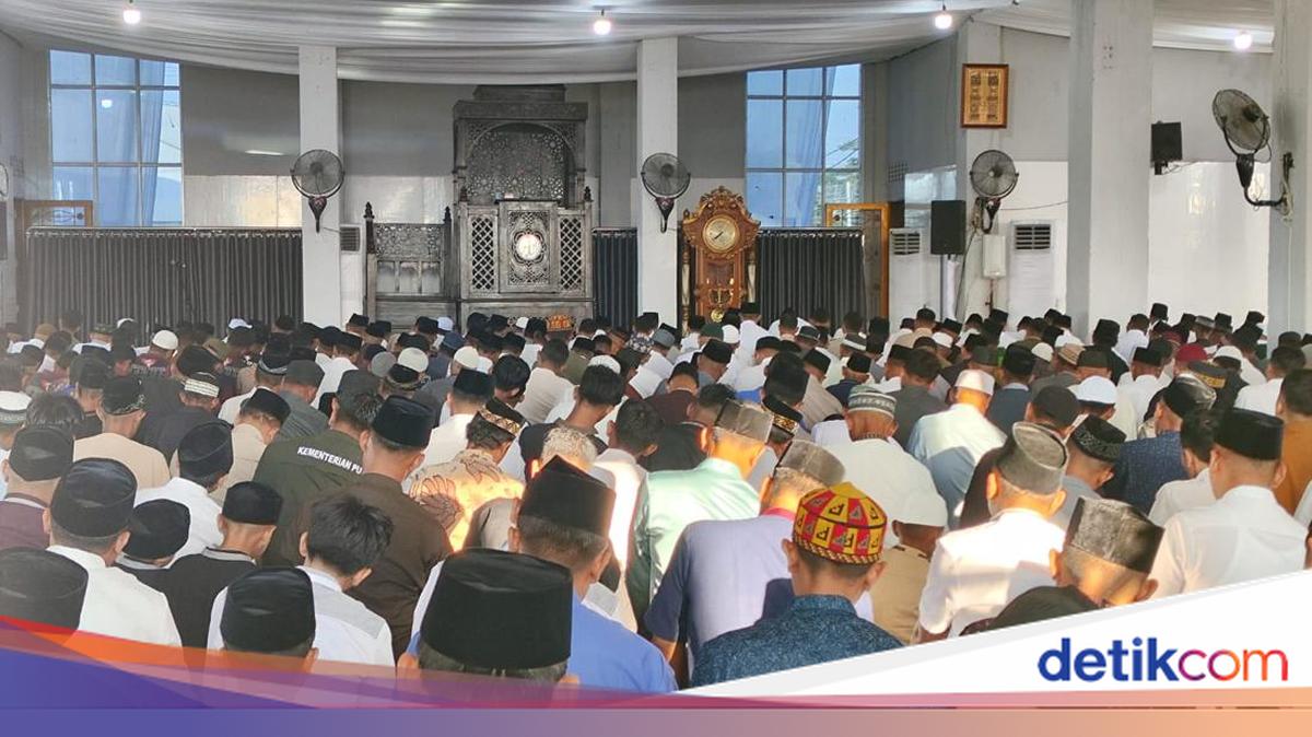 Prabowo Performs Eid Prayer in Aceh, Muzani: Solidarity with Siblings Affected by Disaster