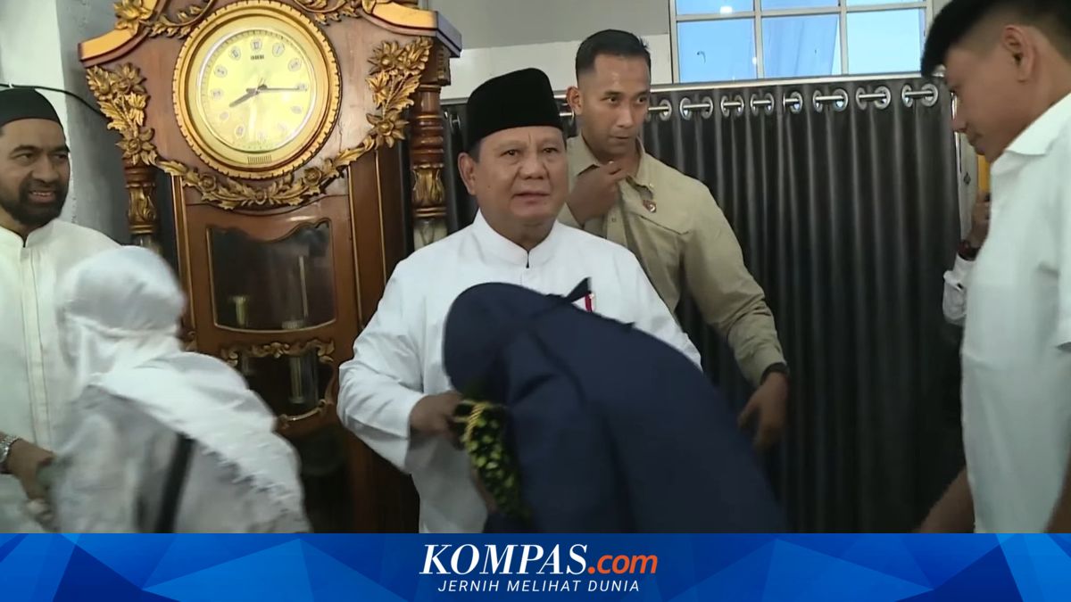 After Eid Prayer, Prabowo Mingles with Congregation at Darussalam Mosque, Locals Scramble to Shake Hands