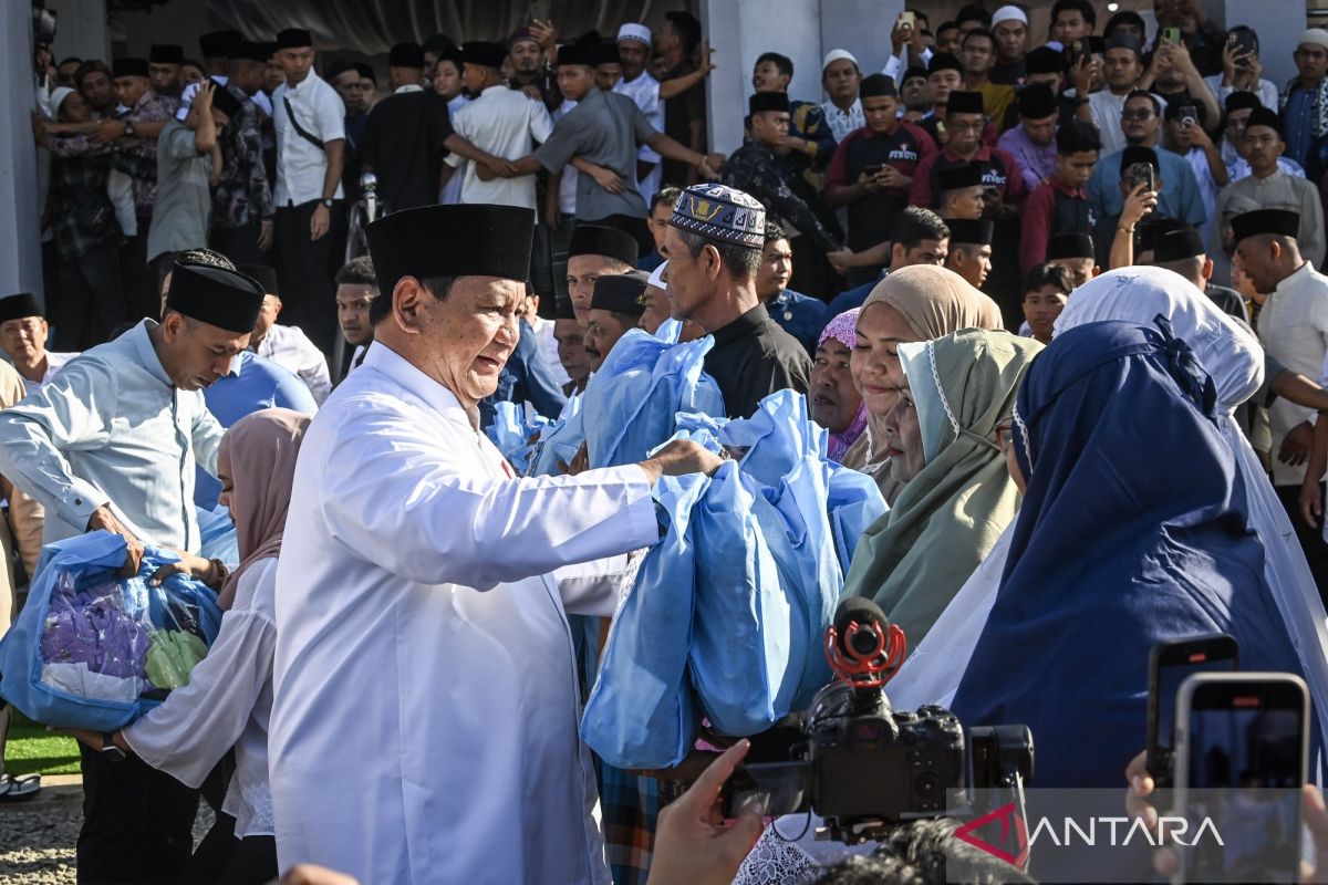 Prabowo distributes basic food packages after Eid prayer with Aceh disaster survivors