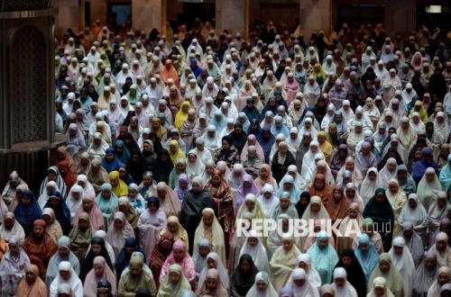 Vice President Gibran Performs Eid Prayer at Istiqlal Mosque with Jan Ethes
