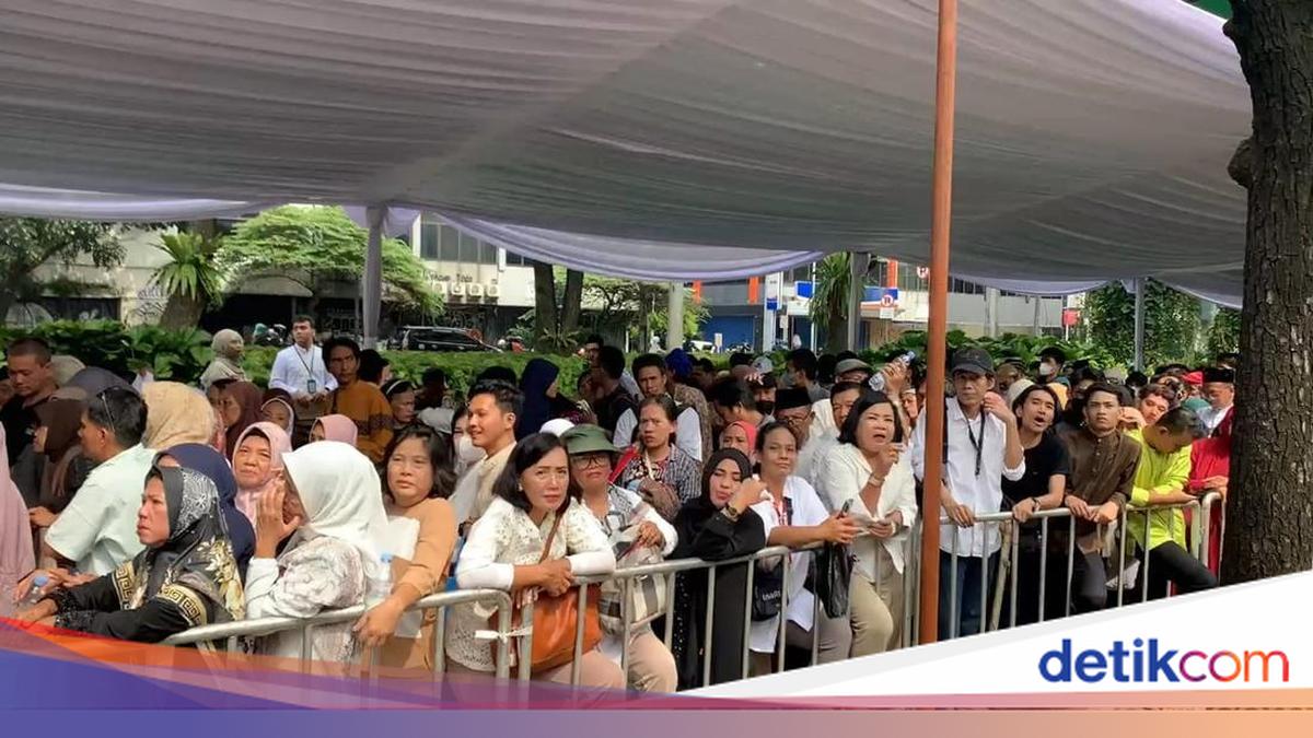 Residents Flock In, Begin Queuing to Await the Opening of the Lebaran Open House at the Palace