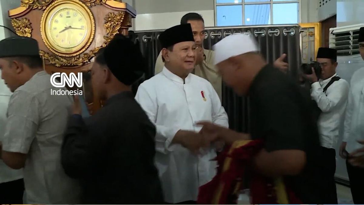 Prabowo's Halalbihalal Moment with Locals After Eid Prayer in Aceh Tamiang