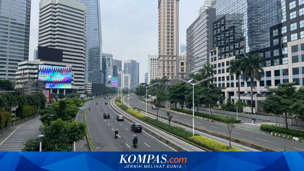 A Quiet Portrait of Jakarta on Eid Day: The "Key Players" Left Behind