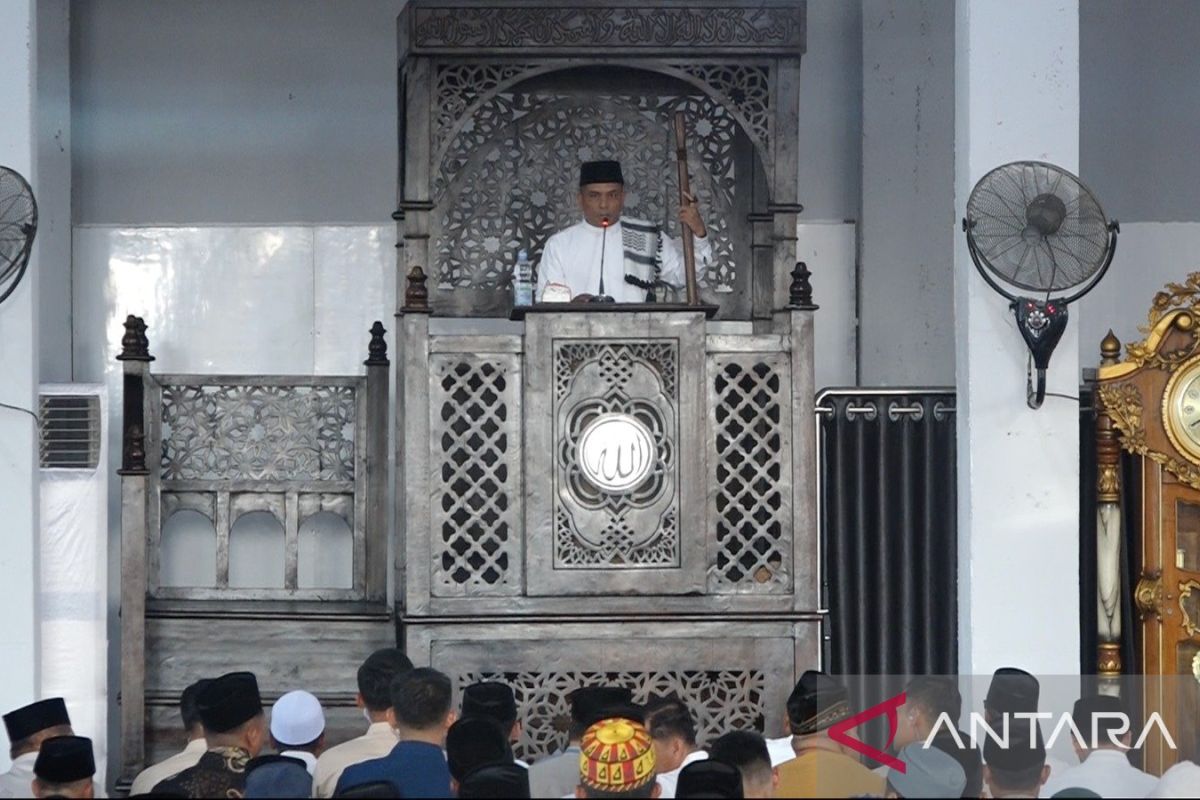 Khatib: Eid al-Fitr a momentum for Aceh to rise from difficulties caused by disaster