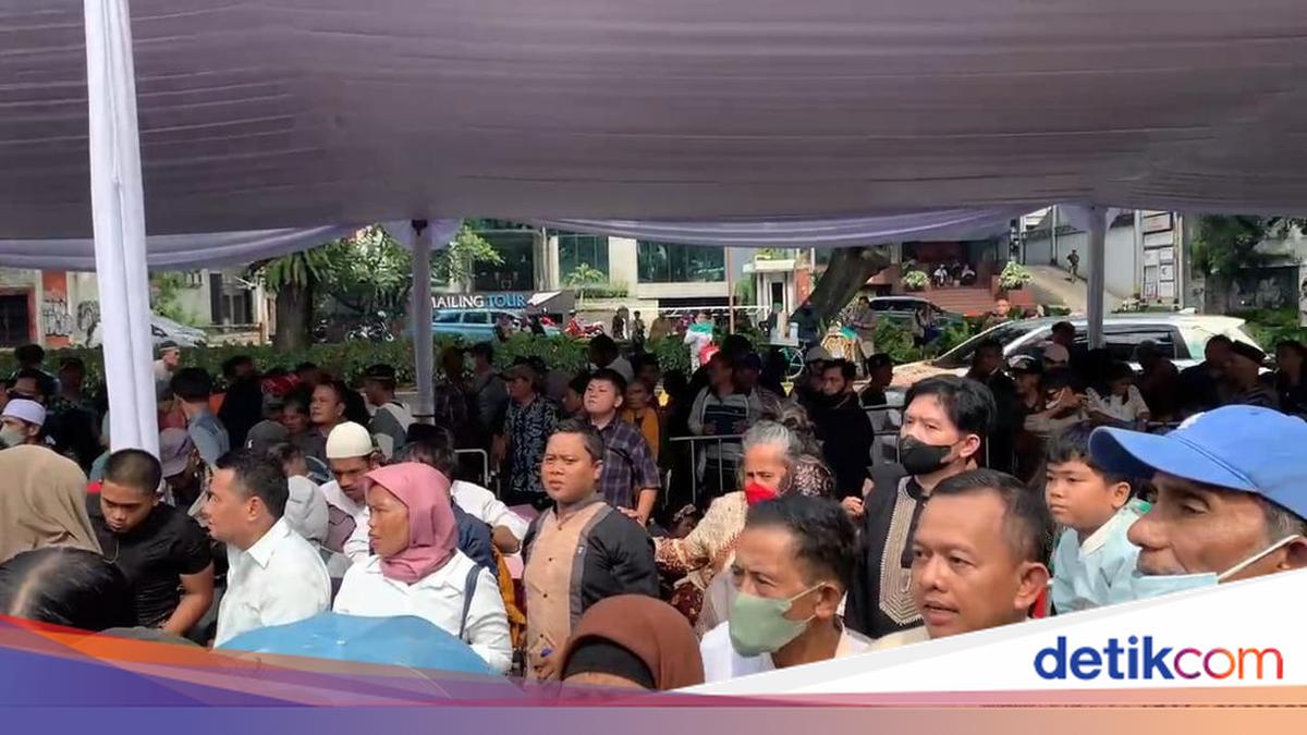 Residents Attend Palace Open House, Curious to See Prabowo and Receive Food Aid