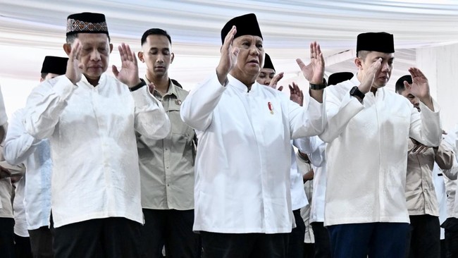 Prabowo Performs Eid Prayer in Aceh Tamiang, Flanked by Teddy and Tito
