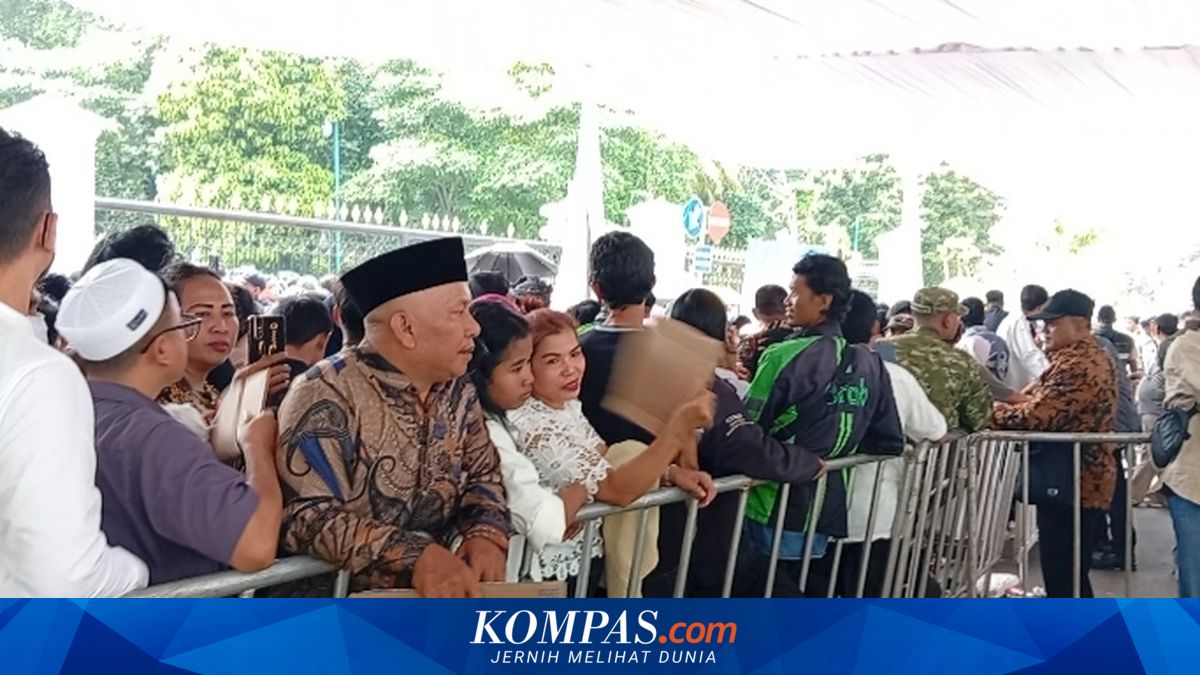 For Prabowo and Food Staples, Residents Brave the Heat in Queues Since Morning at the Palace