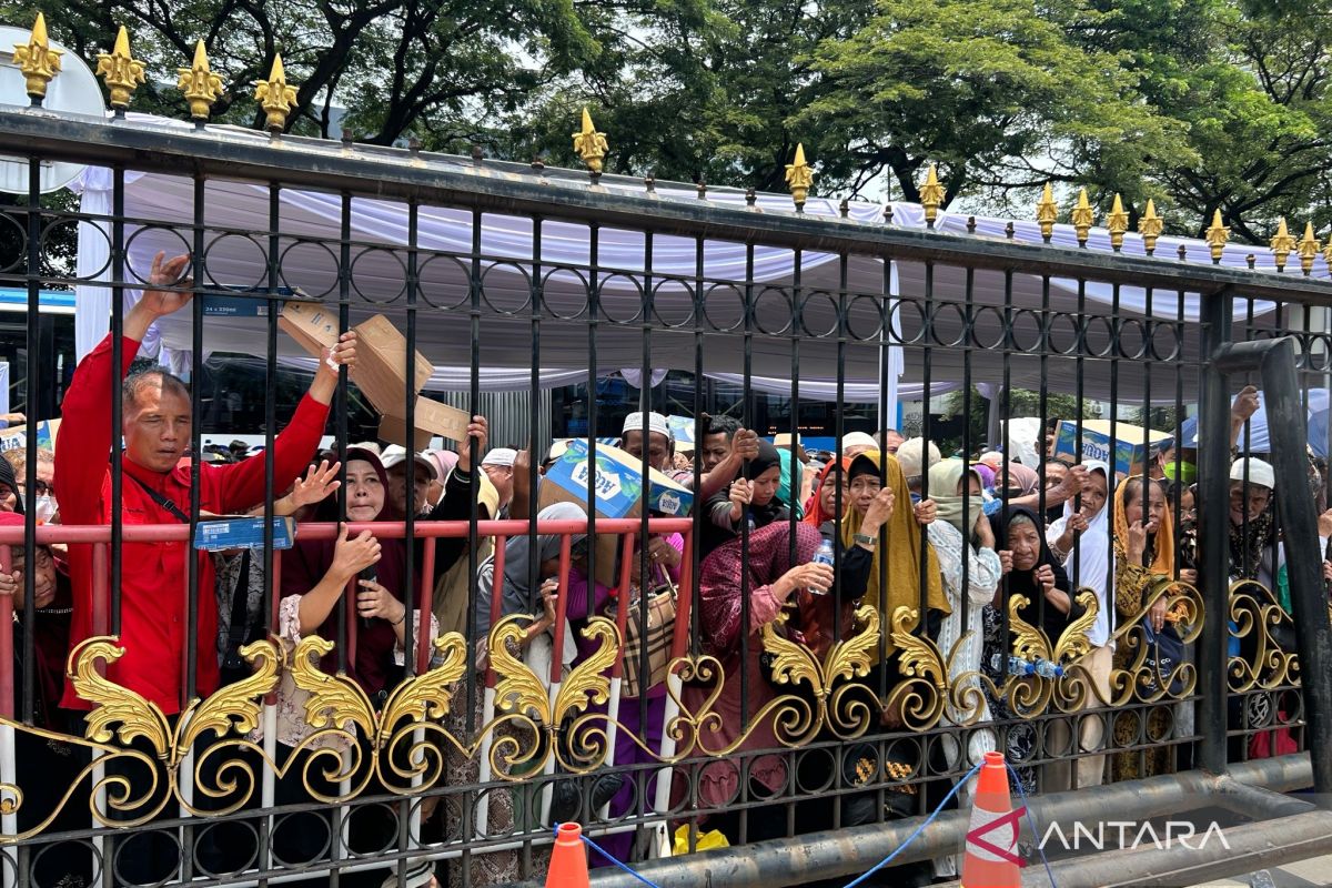 Residents Begin Queuing to Enter Palace Open House Event
