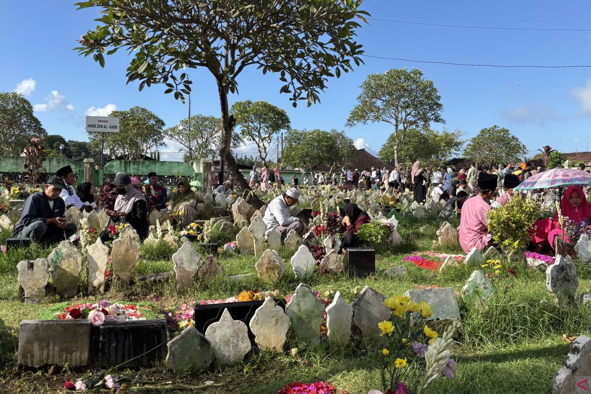 Thousands of Interfaith Worshippers Participate in Pilgrimage Tradition in Wanasari Village