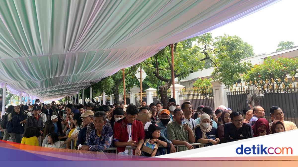 Crowds Grow, Queues of Residents Stretch Out at the Presidential Palace Open House