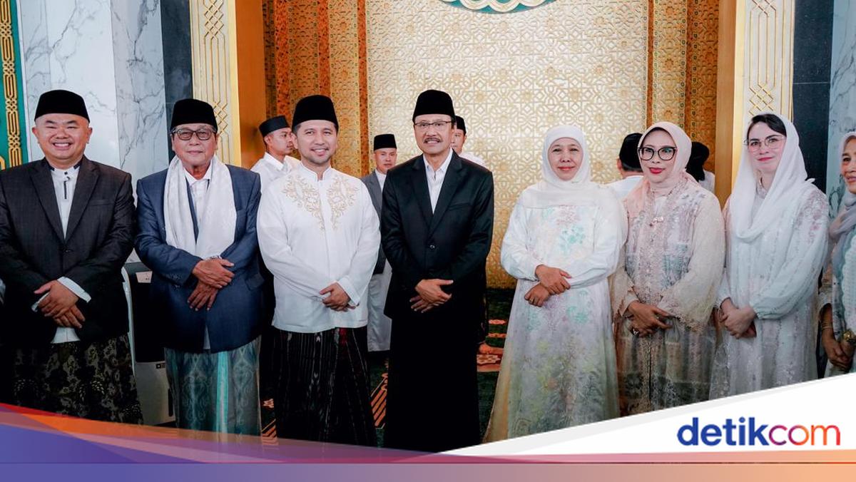 Gus Ipul and Khofifah Perform Eid al-Fitr Prayer at Surabaya's Grand National Al Akbar Mosque