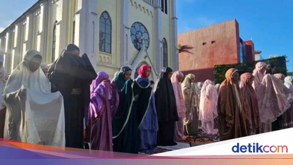 Overflowing Congregation, Some Residents Perform Eid Prayer in Church Courtyard in Malang