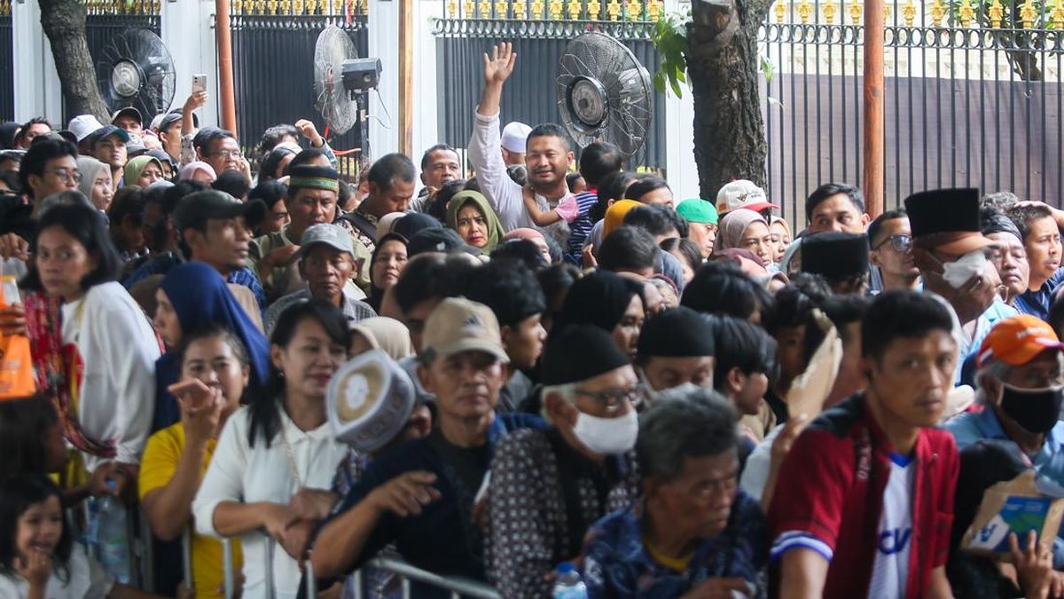 Residents Begin Flocking to the State Palace to Attend Prabowo's Open House