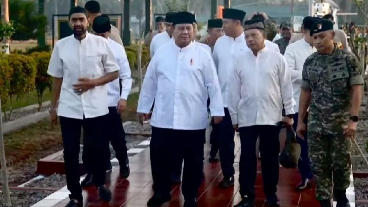 After Eid Prayer, Prabowo Distributes Basic Necessities to Flood Survivors in Aceh Tamiang