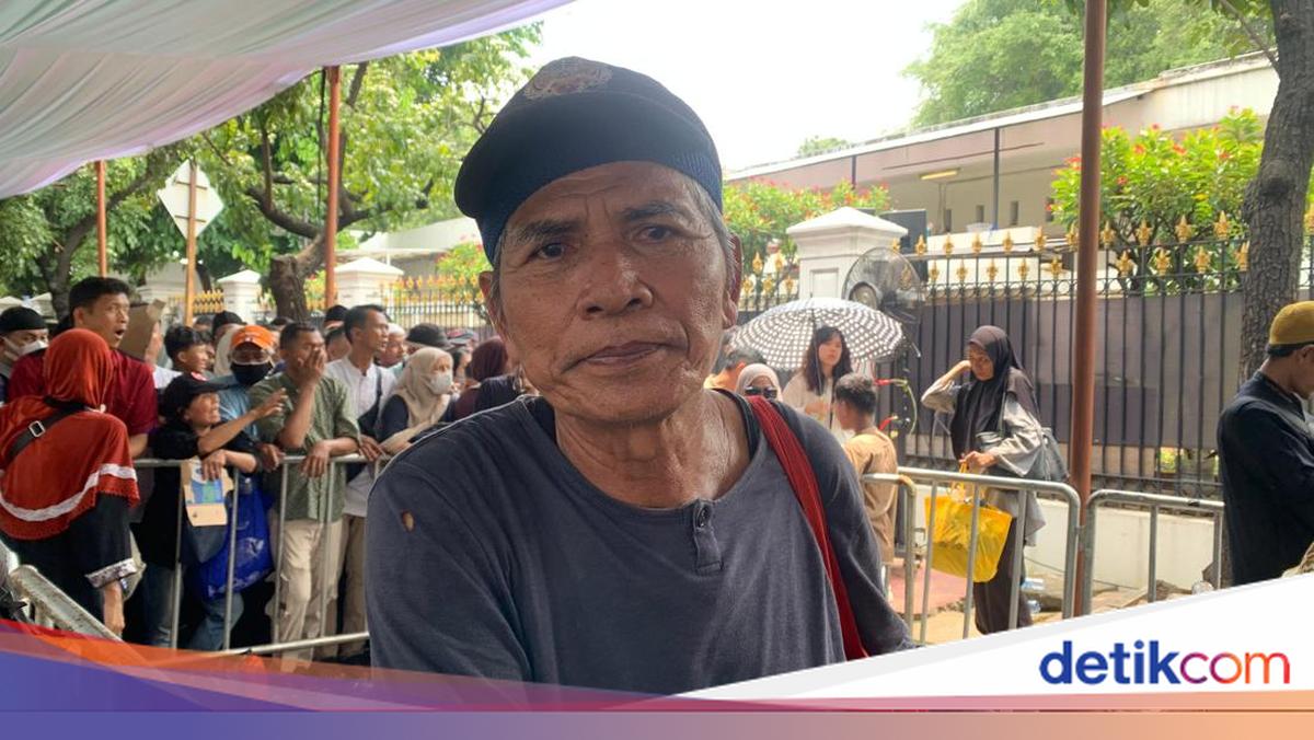 Elderly Man from Depok Queues for Hours to Seek Livelihood at Palace Open House