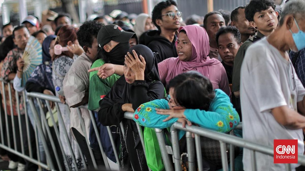 Residents Begin Entering Presidential Palace Complex for Prabowo's Open House