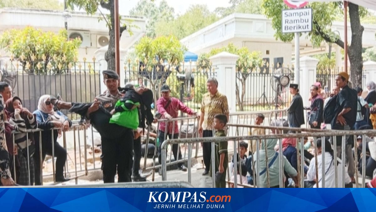 Citizen Faints While Queuing for Halalbihalal in Front of Palace