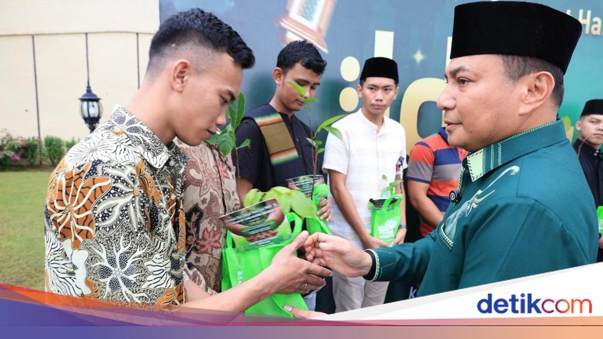 Celebrating Eid and World Forestry Day, Riau Police Share Tree 'THR' Charity