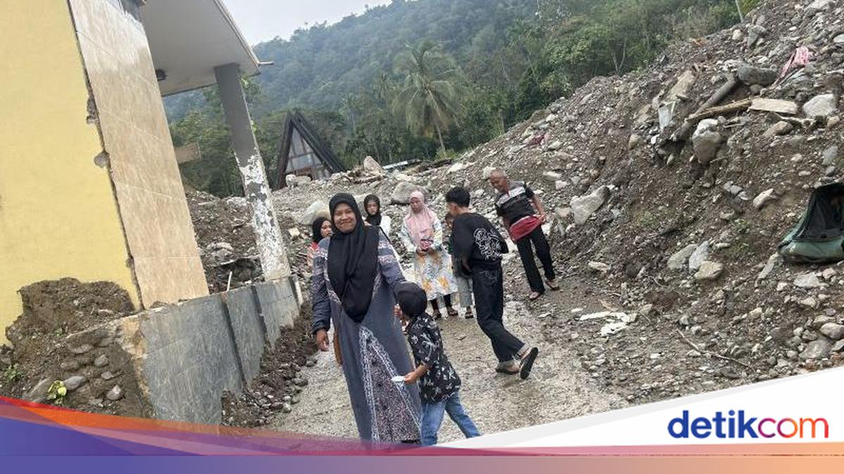 Agam Residents Traverse Flood Debris to Maintain Eid Family Visits