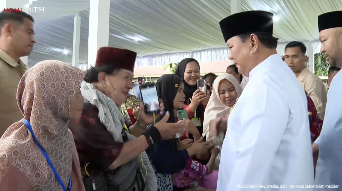 Prabowo Hosts Idul Fitri Open House, Arrives at Palace and Greets Citizens