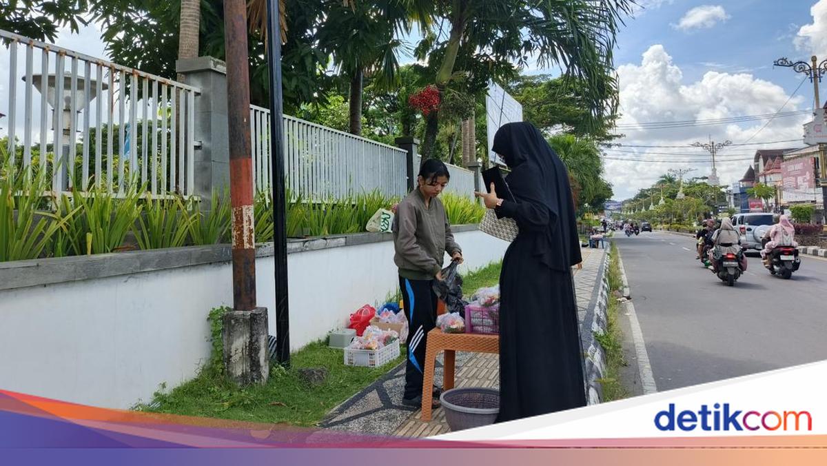Flower Sellers in Central Lombok Reap Idul Fitri Blessings