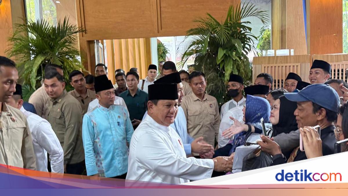 Prabowo and Didit Greet Visitors at the Lebaran Open House in the Palace