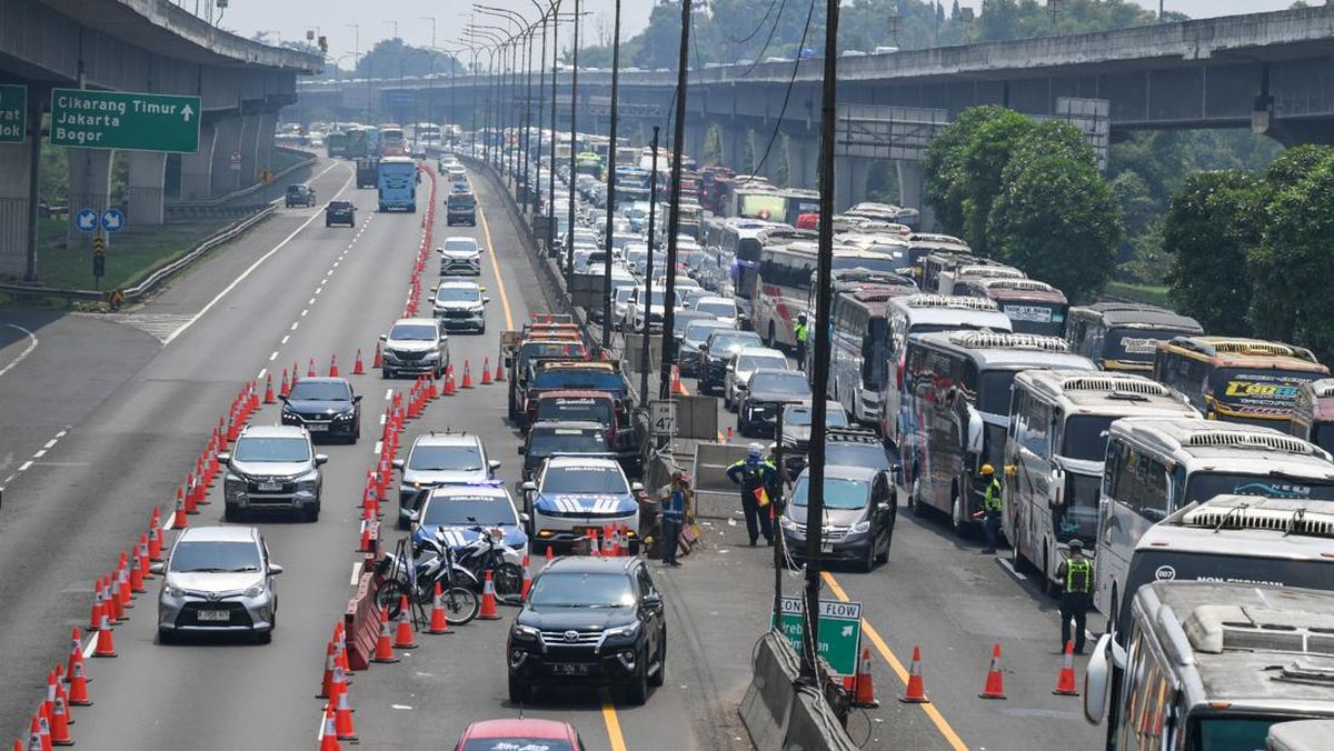 To Anticipate Traffic Jams, Contraflow on Japek Toll Road Increased to 2 Lanes
