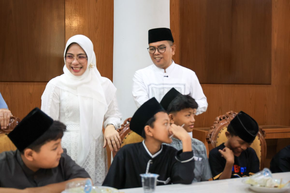Banten Governor Celebrates Eid al-Fitr with Orphans and the Needy