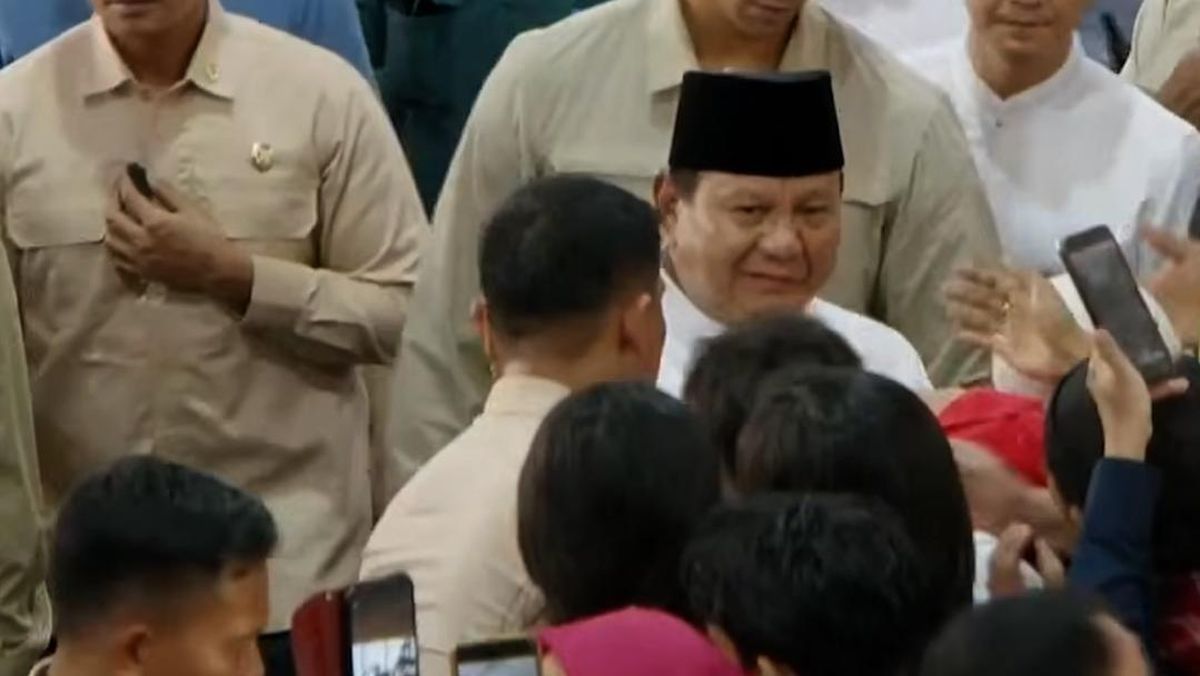Warm Moment as Prabowo Shakes Hands with Citizens at Open House Event