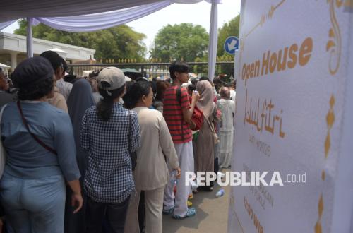 Prabowo Greets and Embraces Visitors During Open House at the Palace