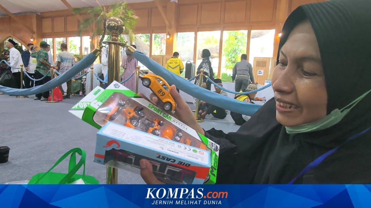 President Prabowo Distributes Toy Cars to Children