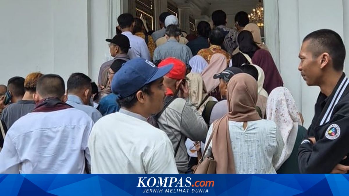 Open House at City Hall, Residents Queue Snakes to the Pendopo Courtyard