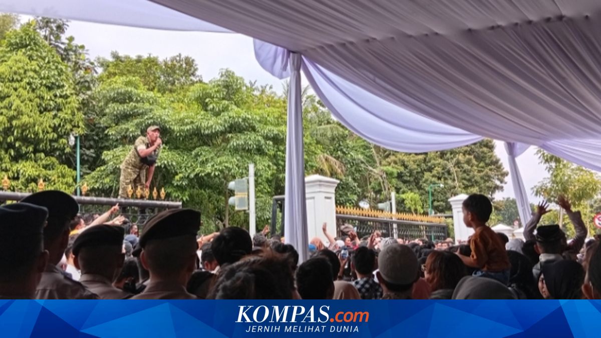 Remaining Queue for Prabowo's Halalbihalal Persists, Residents Force Entry to Palace