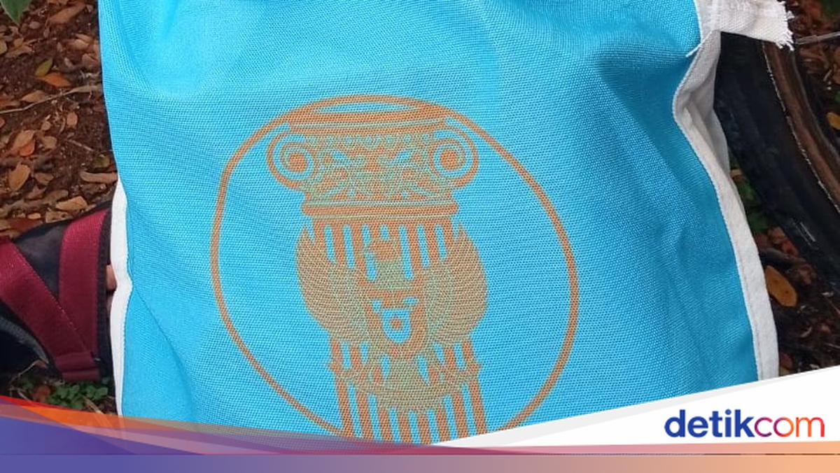 Examining the Contents of Gifts for Citizens at the Palace Open House: Basic Necessities and Eid Allowance Money