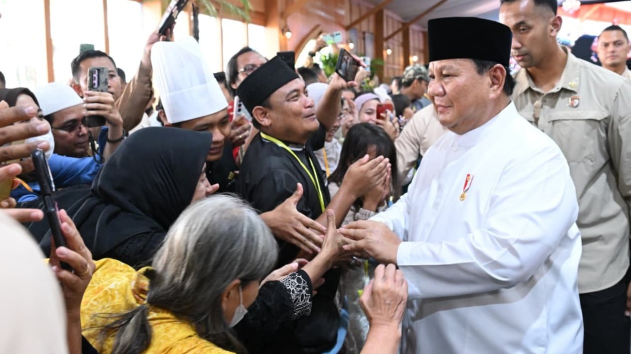 Warm Moment as Prabowo and Didit Greet Thousands of Citizens During Halal Bihalal at the Palace