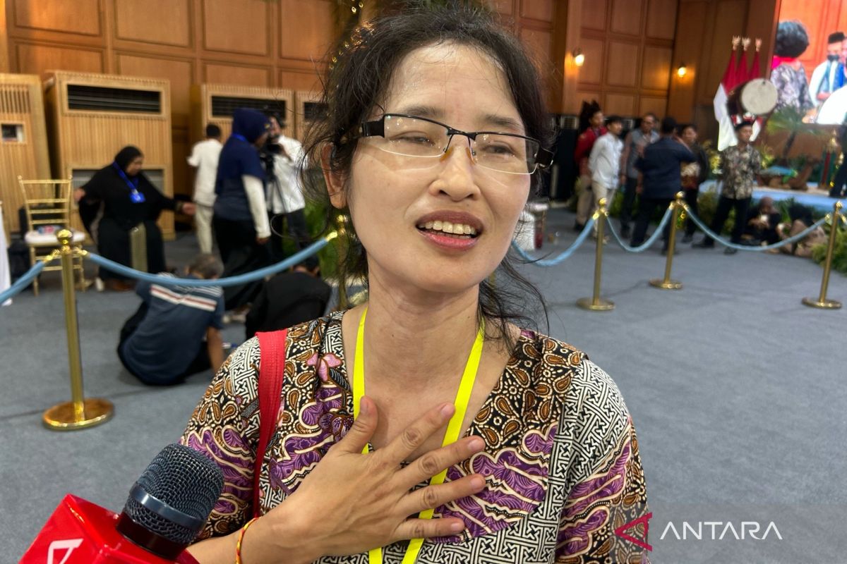 Emotional Residents Enter the Presidential Palace for the First Time