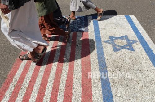 Houthis Prepare to Enter War Arena to Aid Iran, Poised to Close Bab al-Mandab Strait