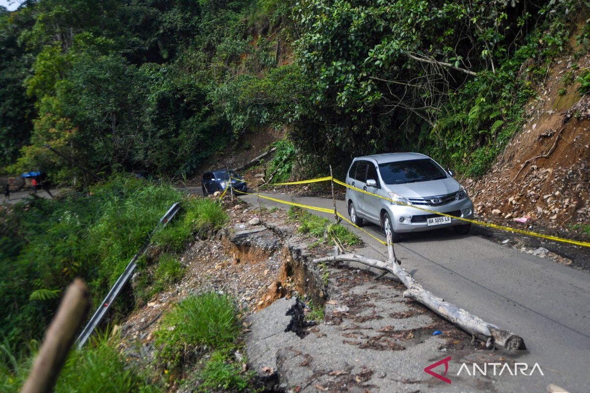 Traffic on Kelok 44 Maninjau Route Monitored as Smooth Despite Three Severely Damaged Points