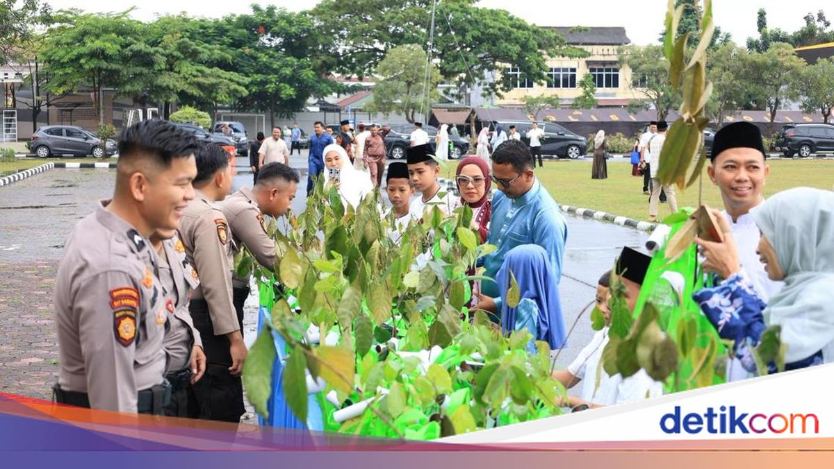 Riau Police Distribute 1,000 Tree Seedlings as 'Parcels' on Eid al-Fitr