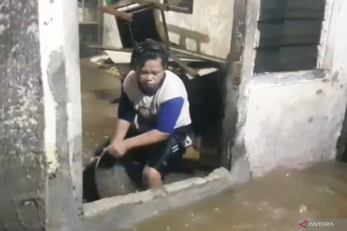 Heavy rain causes Ciliwung River overflow, flooding settlements in Kramat Jati
