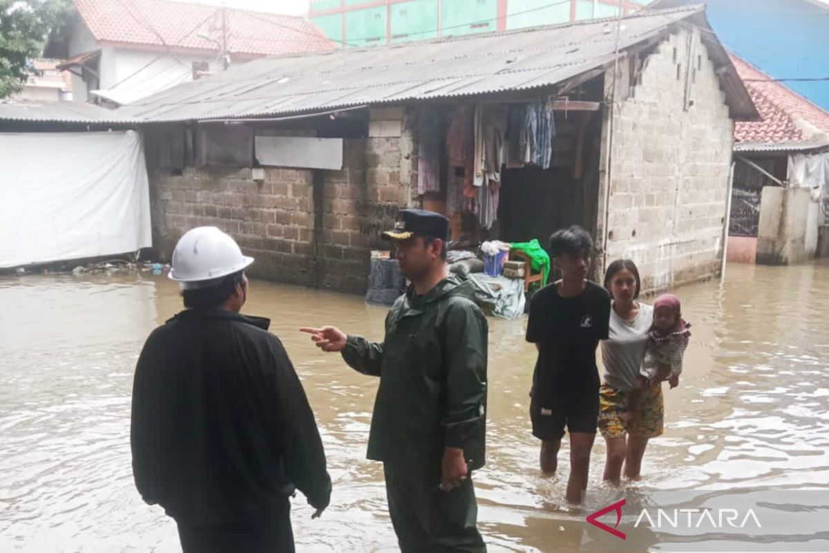One neighbourhood unit and one road in Jakarta flooded on Saturday night