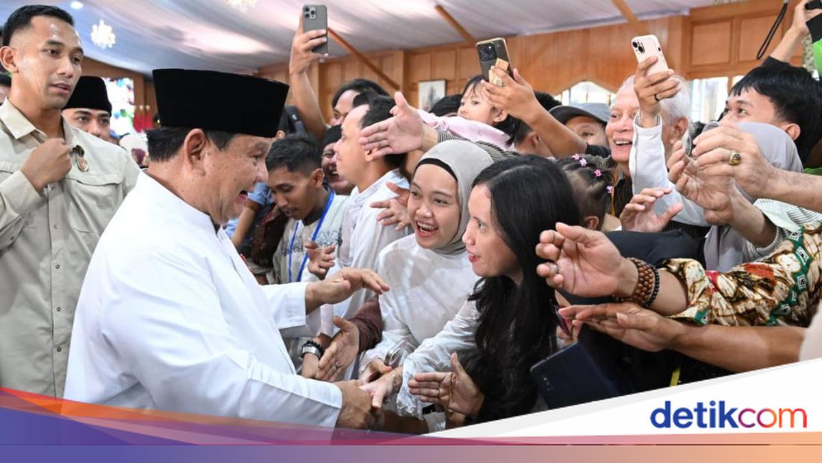 Emotional Moments as Residents Meet and Shake Hands with Prabowo at Open House Event
