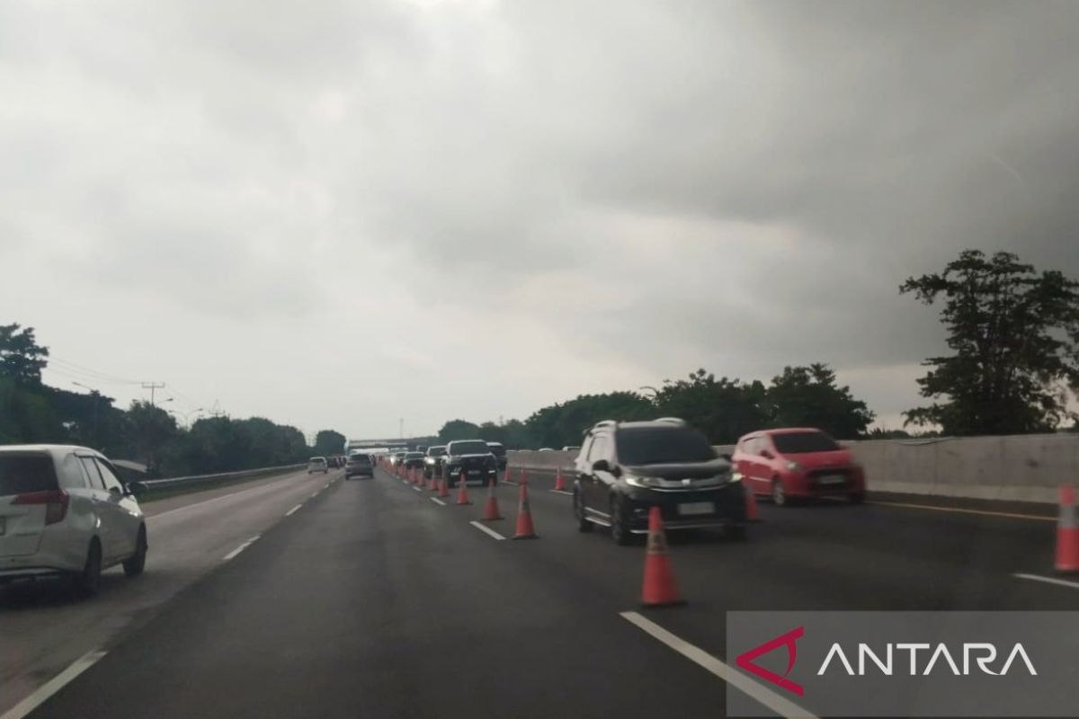 Officers temporarily implement contraflow on Japek Toll Road to address congestion