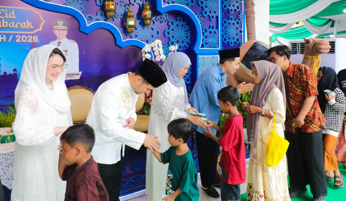 Celebrating Eid al-Fitr 1447 H, Thousands of East Java Residents Flock to the Riyayan Tradition at Grahadi