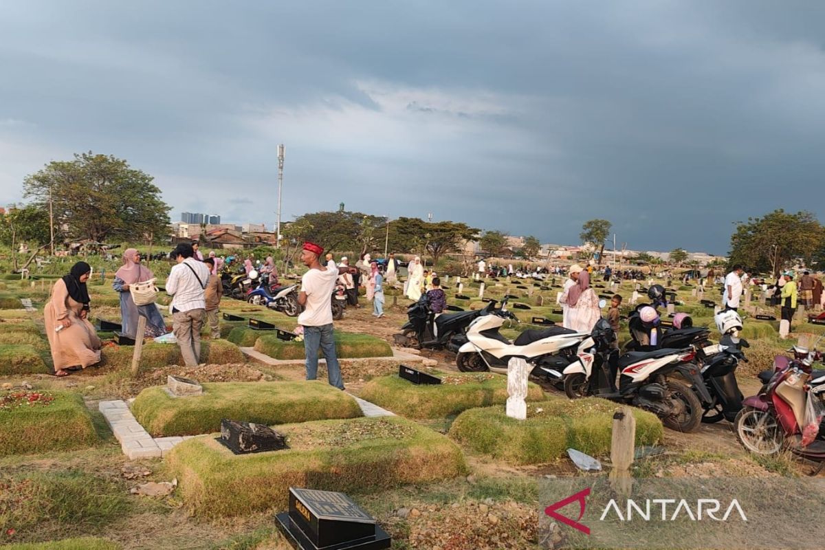 DKI Yesterday: Floods to Grave Visits at Public Cemeteries During Eid al-Fitr