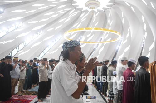 Under the Same Sky, Indonesia Prostrates