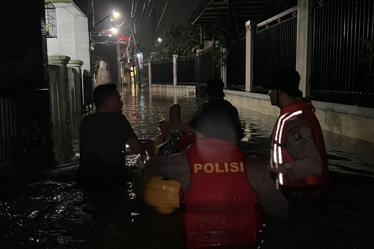 Police Evacuate Ciracas Residents Affected by Floods
